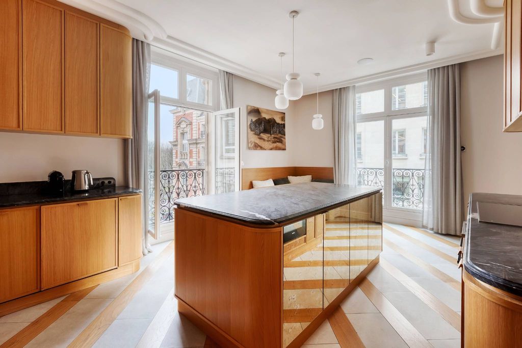 8 room luxury Flat for sale in Champs-Elysées, Madeleine, Triangle d’or, France2