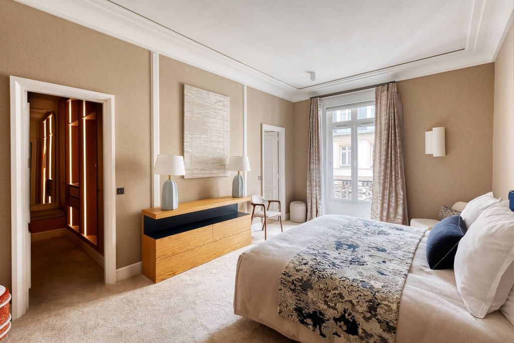8 room luxury Flat for sale in Champs-Elysées, Madeleine, Triangle d’or, France5