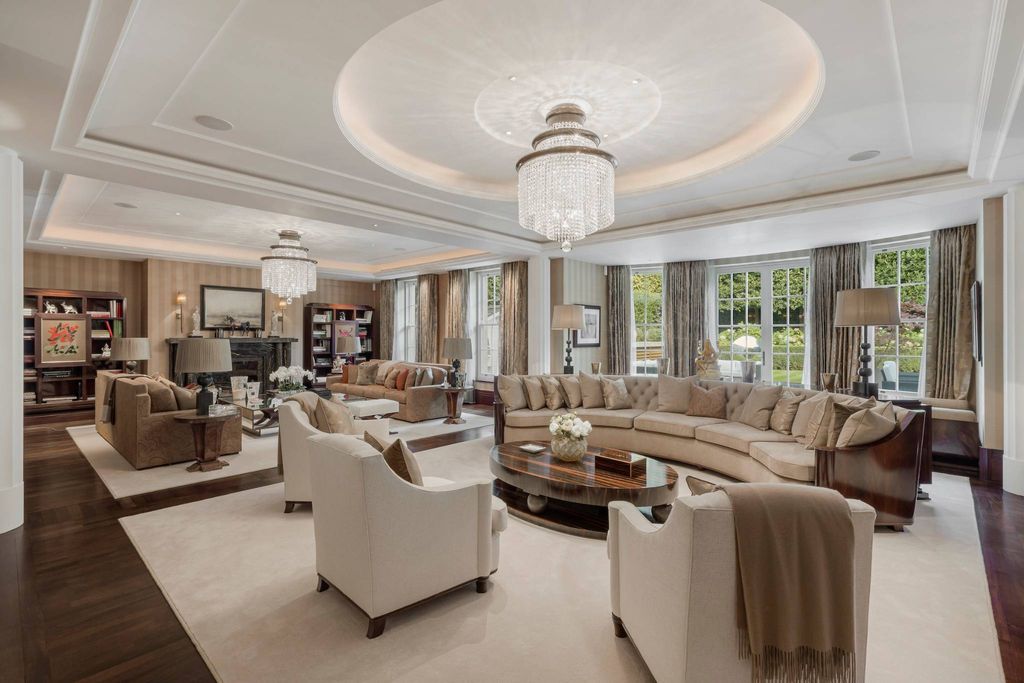 Luxury Detached House for sale in London, England1