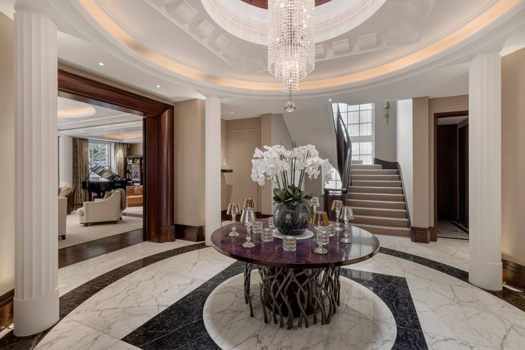 Luxury Detached House for sale in London, England2