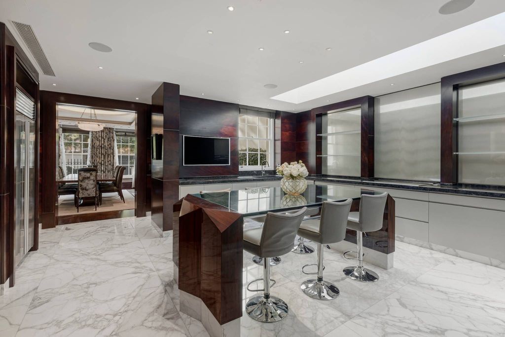 Luxury Detached House for sale in London, England3