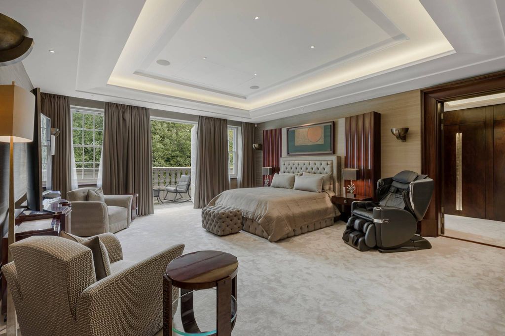 Luxury Detached House for sale in London, England4