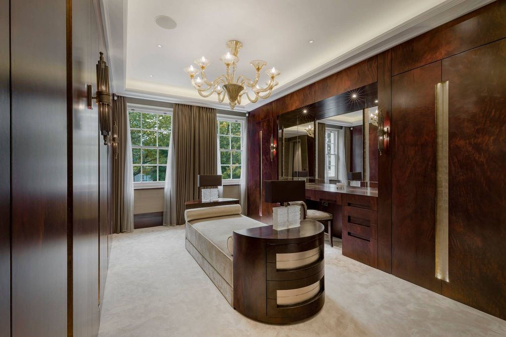 Luxury Detached House for sale in London, England5