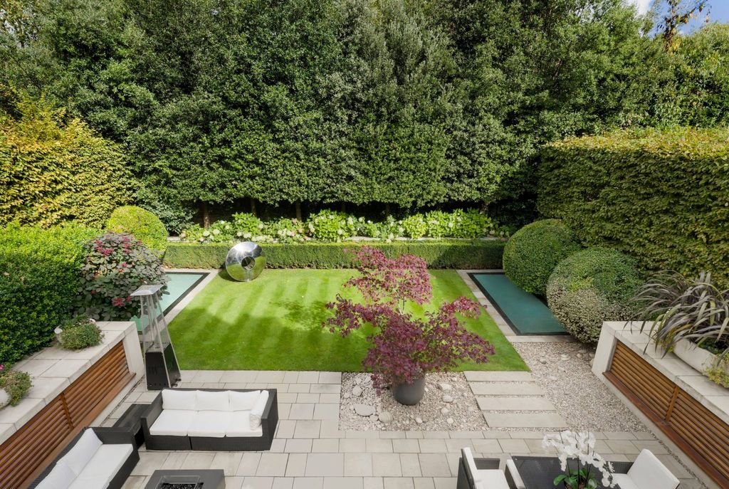 Luxury Detached House for sale in London, England6